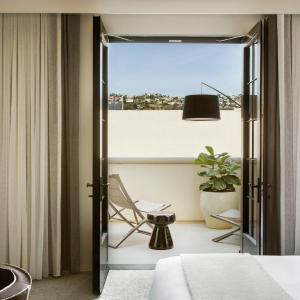 Premium King Room with Communications and Mobility Accessible Tub