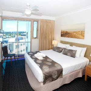 Three-Bedroom Rooftop Spa Apartment