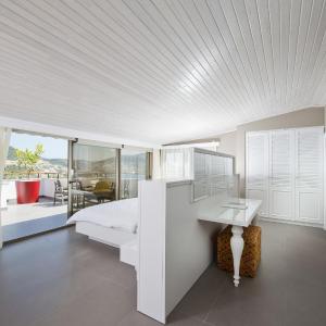 Penthouse Suite with Sea and Pool View