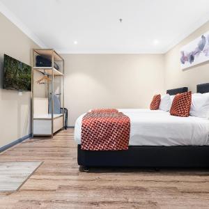 Family Deluxe Room with One King and One Queen Beds - Park View