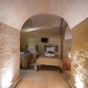 Deluxe Family Cave Room