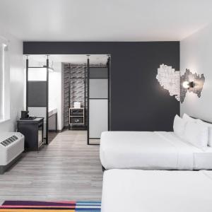 Studio with Two Queen Beds - Hearing Accessible