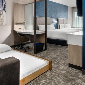 Queen Suite with Two Queen Beds, Bathtub and Trundle Sofa - Mobility Access