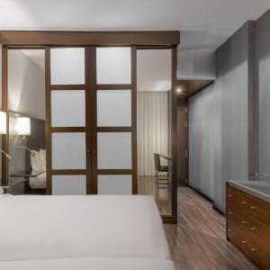 Queen Room with Ocean View - Club level