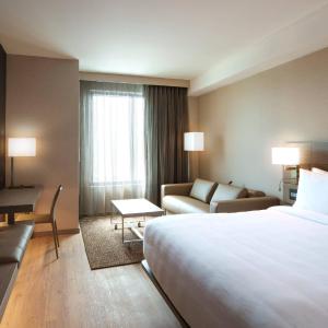 King Room with Sofa Bed - Hearing Accessible
