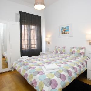 Two-Bedroom Apartment with Balcony and Sagrada Familia Views
