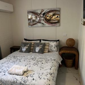  Deluxe Art Queen Room