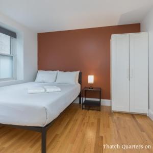 Standard Queen Room with Shared Bathroom 202