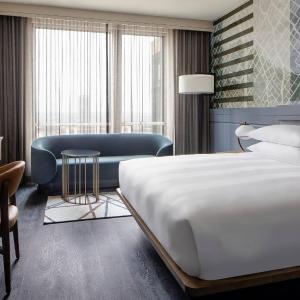Guest room with M Club lounge access, 1 King, City view