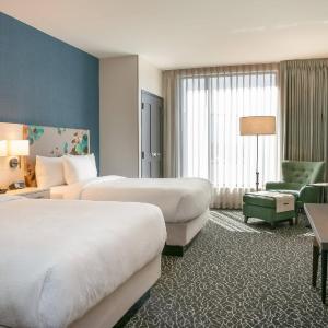 Studio with Two Queen Beds - Hearing Accessible