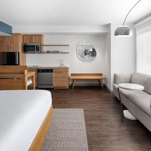 King Studio with Sofa Bed and Kitchen - Hearing Accessible
