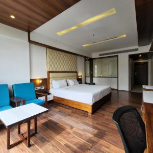Club Room King Bed