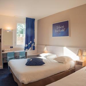 Quadruple Room (1 double bed, 1 single bed, 1 child bed (70/63 in))