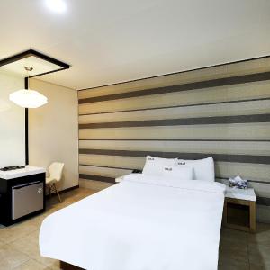 Standard Double Room - Free Breakfast for 2 people (Not provided on Monday)