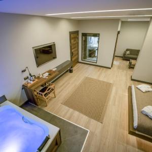 Queen Suite with Spa Bath
