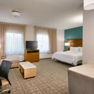 One-Bedroom Suite with King Bed Mobility Access Tub - Non-Smoking
