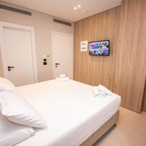 Deluxe Double Room with Side Sea View