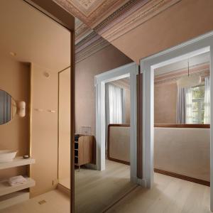 Acanthus Suite with Balcony