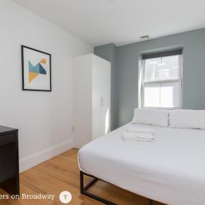 Standard Queen Room with Shared Bathroom 204