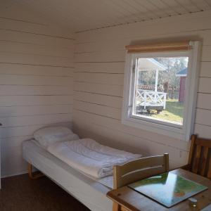 Small Cabin with Shared Bathroom (Electricity included)