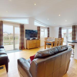 Waterside gold 3-bedroom lodge with hot tub