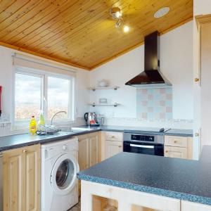 Waterside silver 2-bedroom lodge with hot tub