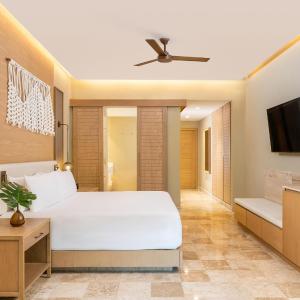 King Junior Suite with Swim-Out and Pool View