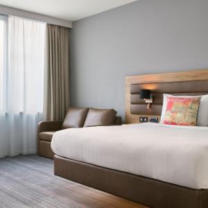 MoxyAccessible Queen&amp;Sofa, Guest room, 1 Queen