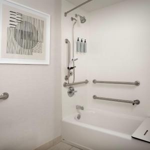 King Room with Bathtub - Mobility Access/Hearing Accessible