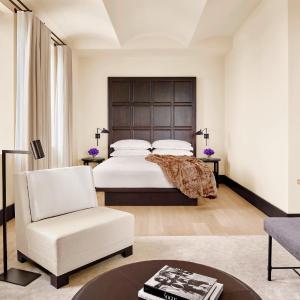 King Loft Suite with City View and Roll-in Shower - Mobility Accessible