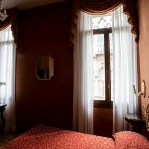 Luxury Double Room with Canal View
