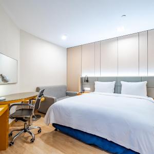 Standard Queen Room