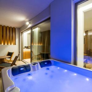Dazzling Junior Suite Outdoor Hot Tub