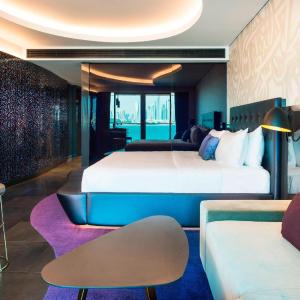 Spectacular Room, 1 King, Skyline view with Private Balcony - includes 3 hours of Free Flow of Selected Drinks