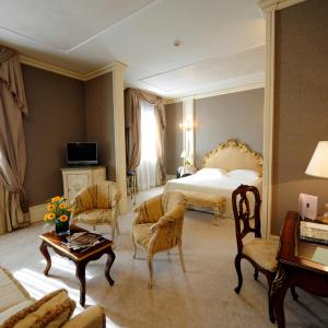 Deluxe Suite with Side Grand Canal View