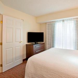 Two-Bedroom Suite with Fireplace - Mobility/Hearing Accessible with Roll-In Shower