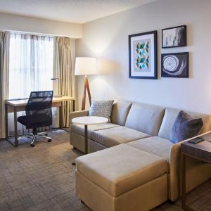 One-Bedroom Queen Suite with Sofa Bed and Adapted Tub - Mobility and Hearing Accessible