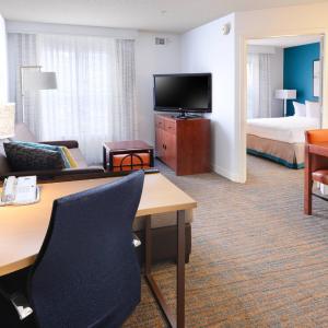 One-Bedroom Queen Suite with Sofa Bed and Roll-in Shower – Mobility and Hearing Accessible