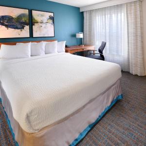 Two-Bedroom Suite with Roll-in Shower – Mobility and Hearing Accessible