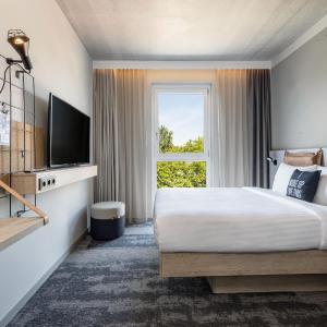 Moxy Queen Room with City View