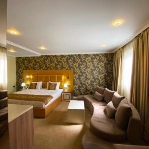 Deluxe Suite with Spa Bath