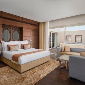 Executive Suite Bay or Golf View
