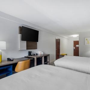 Queen Suite with Two Queen Beds and Sofa bed - Non Smoking/Upper floor