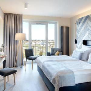 Double or Twin Room with Side Sea View