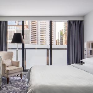 Deluxe Larger King Room with City View