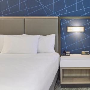 Queen Suite with Two Queen Beds, Bathtub and Trundle Sofa - Mobility Access/Hearing Accessible