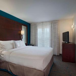 Two-Bedroom Suite with One King Bed, One Queen Bed, Sofa Bed and Roll-In Shower - Mobility Access