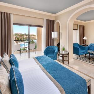 Junior Suite, Queen or Twin Bed, Pool View
