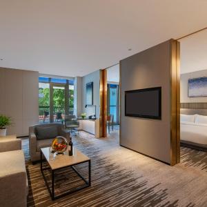 Deluxe Mountain Family Suite with Mountain View