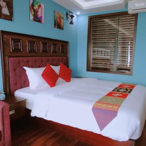 Deluxe Double or Twin Room with Mountain View